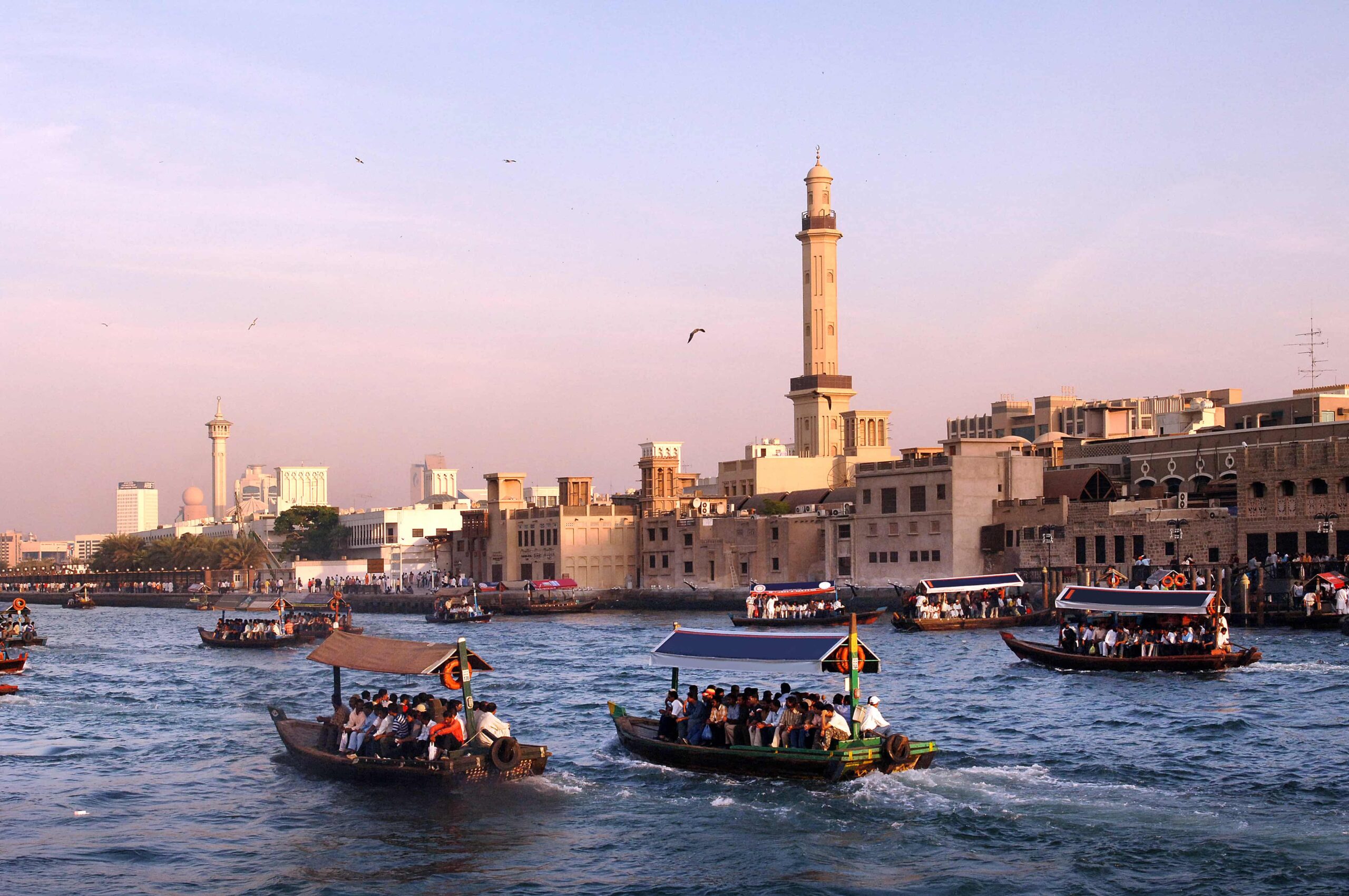شارع صلاح الدين ديرة دبي: كل ما تريده ستجده على الرحب والسعة