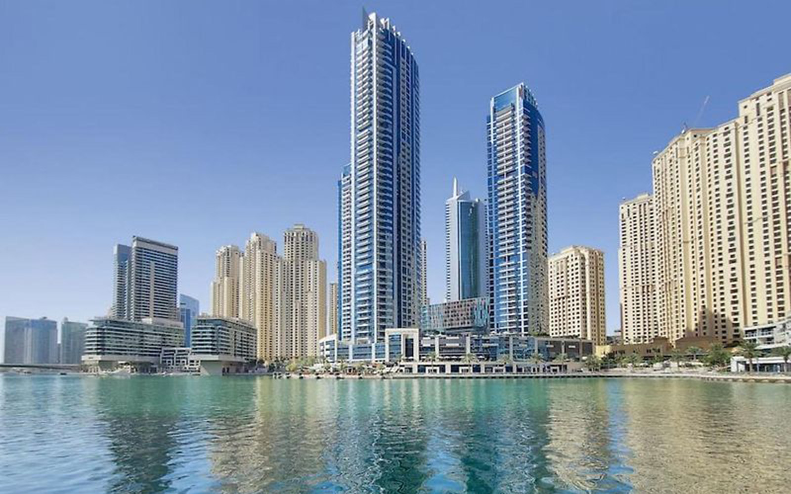 باي سنترال شرق دبي مارينا: مرافق ترفيهية وخدمات متنوعة