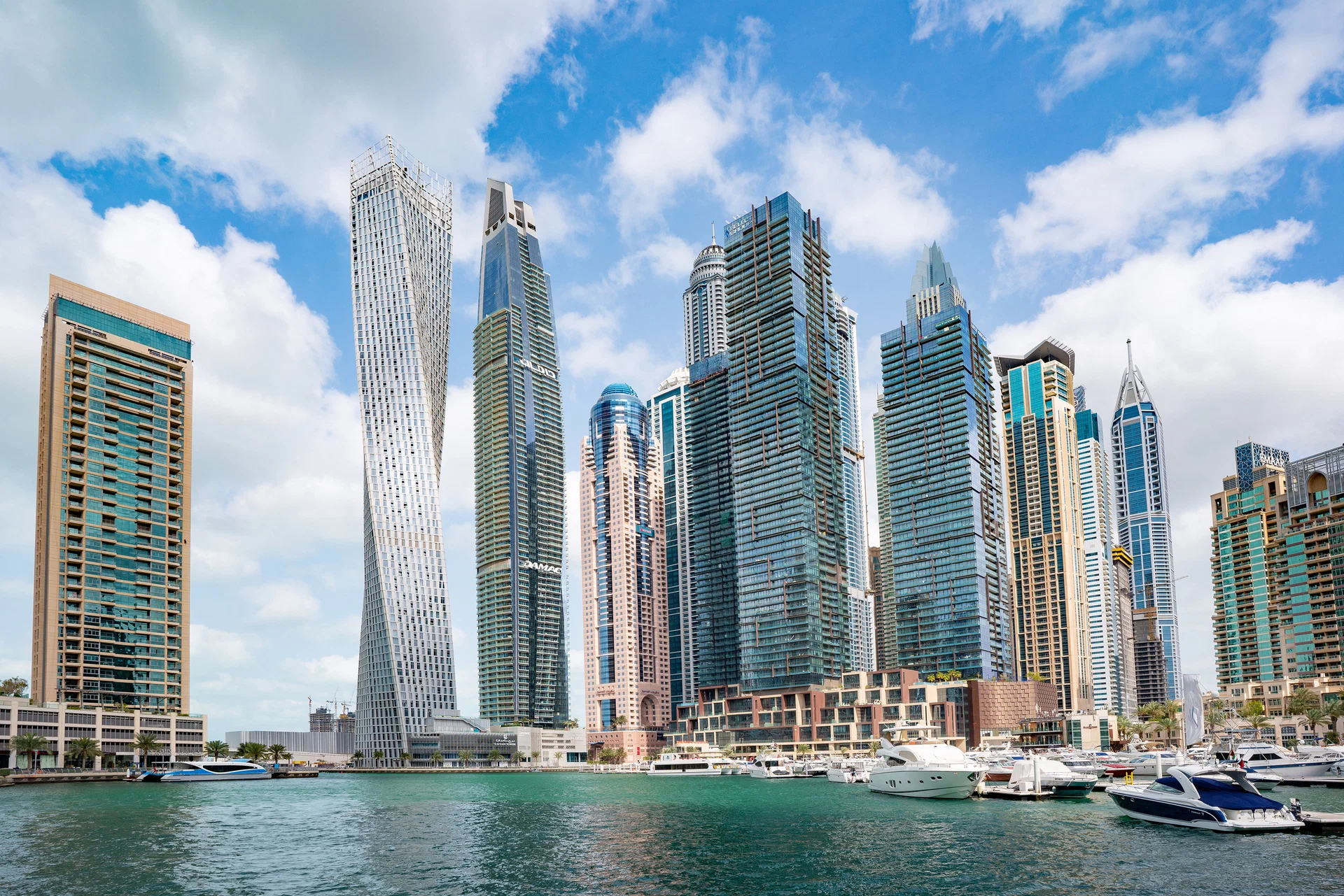 برج مارينا فرست دبي مارينا: وحدات سكنية مختلفة التفاصيل مريحة للسكان