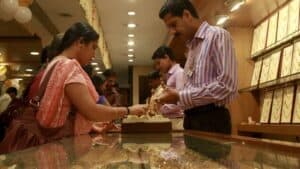 UAE: Gold prices slip in Dubai in early trade