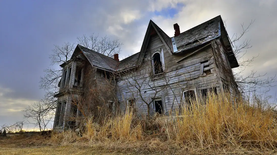 How Real Estate Agents Spot Haunted Houses