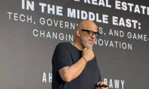 قال أحمد البطراوي، مؤسس منصة مصر العقارية، إن المنصة لم تكن في بدايتها مجرد مشروع تكنولوجي أو فكرة استثمارية ضمن مشروعات التحول الرقمي، بل كانت حلمًا وطنيًا ورؤية واضحة هدفها تأسيس سوق عقاري عادل ومنظم وشفاف يخدم المواطن المصري ويحمي حقوقه في كل معاملة عقارية. وأضاف البطراوي أن فكرة مصر العقارية انطلقت من إيمان عميق بأن المواطن المصري يستحق منظومة عقارية قوية تحترم جهده وحقوقه، وتوفر له المعلومات الصحيحة، وتضع حدًا لفوضى السوق التي عانى منها كثيرون بسبب غياب الرقابة وتشتت البيانات وعدم وضوح المعايير المهنية لدى عدد كبير من المطورين والمسوقين العقاريين خلال سنوات طويلة. وأوضح أن مصر ليست مجرد سوق عقارية؛ بل دولة بحجم قارة تمتلك واحدًا من أكبر الأسواق العقارية في المنطقة والعالم، بما تضمه من حجم مشروعات ومدن جديدة وفرص استثمارية ضخمة. وأشار إلى أن التعامل مع سوق بهذا الحجم كان يتطلب إنشاء منصة وطنية تمتلك القدرة على التنظيم، والرقابة، وتوفير قواعد بيانات حقيقية، وتقديم خدمات متكاملة وفق أعلى المعايير العالمية. وأكد البطراوي أن التحديات كانت كبيرة منذ اللحظة الأولى، لكن الإصرار على النجاح كان أكبر، مشيرًا إلى أن فريق عمل المنصة نجح في بناء واحد من أقوى الأنظمة العقارية الرقمية، بأيدي وخبرات مصرية 100%، وبمستوى تقني ينافس أكبر الأسواق العالمية. وقال: “مصر العقارية اليوم ليست فكرة أو تجربة.. بل واقع ملموس، وتكنولوجيا عالمية تم تنفيذها بفكر وعمل مصري خالص، وبجهود شباب آمنوا بأن مصر تستحق الأفضل، وأن تطوير السوق العقاري ليس رفاهية، بل ضرورة وطنية لضمان الشفافية وحماية المواطن.” وأضاف أن المنصة أصبحت حلقة وصل بين المواطن والدولة، وبين السوق المصري والمعايير العالمية، مشيرًا إلى أن المشروع يمثل خطوة مهمة في مسار التنظيم الكامل للسوق العقاري المصري بما يتماشى مع رؤية الدولة المصرية 2030، والتحول نحو اقتصاد أكثر استدامة وشفافية. وشدد البطراوي على أن مصر العقارية ليست مشروعًا تجاريًا بقدر ما هي واجب وطني ورسالة انتماء تهدف إلى بناء مستقبل عقاري جديد لمصر، مستقبل يقوم على التنظيم، الشفافية، احترام المواطن، وإعادة الثقة إلى قطاع يعد أحد أكبر محركات الاقتصاد الوطني. وفي ختام حديثه، وجّه البطراوي الشكر للقيادة السياسية على دعمها المستمر للمبادرات المصرية التكنولوجية ورعاية الإبداع المحلي، مؤكدًا أن هذا الدعم كان حجر الأساس في تحويل الحلم إلى واقع. كما وجه الشكر لكل وزارة، جهة، مؤسسة أو فرد ساهم في دعم المشروع أو آمن بفكرته، قائلاً: “هذا بداية عصر جديد للسوق العقاري في مصر.. عصر يقوم على السمع، التواصل، التطوير، والهدف الأول فيه هو خدمة المواطن.” واختتم قائلًا: “تحيا مصر.. وتحيا كل يد تبني فيها بإخلاص.”