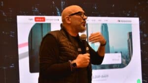 قال أحمد البطراوي، المؤسس ورئيس مجلس إدارة منصة مصر العقارية:”ما نشهده اليوم من تحول رقمي عقاري ليس مجرد تطوير خدمات حكومية، بل هو بناء مؤسسة مصرية عملاقة تُعيد صياغة مستقبل العقار والتكنولوجيا، مؤسسة تنمو من قلب مصر لتصبح نموذجًا عالميًا يغيّر قواعد السوق العقاري برمّته.” وأشار البطراوي إلى أن المنصة أصبحت مركزًا موحدًا للبيانات العقارية الرسمية، يقدم للمواطن والمستثمر صورة دقيقة وشفافة، ويخلق سوقًا عقارية منظمة وموثوقة تقودها التكنولوجيا، معتمدة على خبرة شباب مصر الواعد. منصة مصر العقارية: نموذج مصري عالمي أوضح البطراوي: “ما يحدث اليوم ليس مجرد تطوير تقني أو نظام حجز إلكتروني، بل هو تأسيس مؤسسة مصرية مستقبلية تبني مستقبل قطاع العقار في مصر، بما يتوافق مع طموحات الدولة ويضع مصر على خريطة العالمية بقوة.” وأشاد بالدور المحوري لشركة “إي سيستماتك مصر” – الشريك التكنولوجي للمنصة – في تطوير البنية الرقمية وربط البيانات بالمطورين والجهات الحكومية، مع التركيز على توفير تجربة سلسة وآمنة للمستخدمين نجاحات ملموسة في الطروحات الحكومية أشار البطراوي إلى نجاح المنصة في إدارة الطروحات الحكومية الأخيرة التي ضمت نحو 25 ألف وحدة سكنية، حيث وفّرت تجربة حجز رقمية سريعة ودقيقة، مكنّت المواطنين من إنجاز إجراءات كانت تستغرق أيامًا في دقائق، مع بيانات موثقة وشاملة لكل وحدة عقارية. وأضاف:”المرحلة المقبلة ستشهد توسعًا أكبر لتغطية سوق يستعد لطرح أكثر من 400 ألف وحدة على مراحل متتالية، ضمن منظومة رقمية تمثل نواة مؤسسة مصرية عالمية.” منظومة رقمية متكاملة لبناء مستقبل العقار كشف البطراوي أن المنصة ستطلق قريبًا حزمة من الخدمات الذكية المعتمدة على الربط اللحظي مع الوزارات والهيئات، وتطوير تقنيات للتعرف على بيانات الوحدات وربطها بالتمويل العقاري، بهدف بناء سوق عقارية واضحة وسهلة الفهم للمواطن والمستثمر. وقال: “نحن لا نطوّر منصة فقط، بل مؤسسة مصرية مستقبلية تغيّر نظرة المواطن للسوق العقاري وتعيد تشكيل طريقة التعامل مع العقار.” تعزيز الثقة وتنظيم السوق بالتعاون مع وزارة الإسكان أكد البطراوي أن التعاون بين المنصة ووزارة الإسكان ساهم في إعادة الثقة للسوق العقاري المصري، حيث أصبحت الدولة تمتلك منصة موحدة للبيانات، وتجربة حجز رسمية واحدة لا تقبل التأويل أو الاجتهادات، ما يعزز الشفافية ويجذب الاستثمارات. مؤسسة مصرية عالمية تصنع المستقبل وختم البطراوي تصريحاته بالقول:”ما يحدث اليوم هو بناء مؤسسة مصرية عالمية تصنع المستقبل، تغيّر قواعد السوق العقاري، وتضع مصر في مكانها الطبيعي بين الدول التي تمتلك سوقًا عقارية منظمة وشفافة، فنحن نصنع مستقبلًا يليق بمصر وبشبابها وبطموحاتها.”
