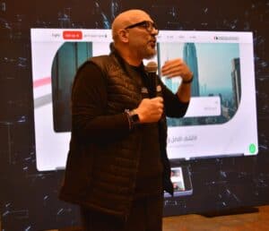 في نقلة نوعية غير مسبوقة، أصبحت منصة مصر العقارية البوابة الرسمية والأسرع لحجز وحدات وزارة الإسكان بمختلف مشروعاتها، بعد أن تحولت إلى أكبر منظومة عقارية رقمية في الشرق الأوسط. لم يعد المواطن بحاجة للوقوف في طوابير أو متابعة إعلانات متفرقة فبنقرة واحدة يستطيع الآن الاطلاع على كل الوحدات المتاحة، ومراجعة بياناتها الرسمية، ومشاهدة صورها الحقيقية، ثم حجزها مباشرة في دقائق من خلال تجربة رقمية آمنة وشفافة، لأول مرة بهذه القوة داخل مصر. وفي هذا الإطار، أكد أحمد البطراوي، المؤسس ورئيس مجلس إدارة منصة مصر العقارية، أن ما تشهده مصر اليوم من تحول رقمي عقاري ليس مجرد تطوير لخدمات حكومية، بل هو بناء مؤسسة مصرية عملاقة تُعاد صياغة مستقبل العقار والتكنولوجيا من خلالها، مؤسسة تنمو من قلب مصر لتشكل نموذجًا عالميًا جديدًا يغيّر قواعد السوق العقاري برمّته ويقوده نحو العالمية. وقال البطراوي إن منصة مصر العقارية أصبحت تمثّل اليوم مؤسسة مصرية عالمية بالمعنى الحقيقي، بعد أن تحولت إلى مركز موحد للبيانات العقارية الرسمية، يقدم صورة واضحة ودقيقة للمواطن والمستثمر، ويخلق لأول مرة في مصر سوقًا عقارية منظمة، شفافة، وموثوقة، سوقًا تقودها التكنولوجيا، ويصنع نجاحها شباب مصر الذين وضعوا بصمتهم في كل جزء من هذه المنظومة. وأضاف: "ما يحدث اليوم ليس مجرد تطوير تقني أو نظام حجز إلكتروني، ما يحدث هو مؤسسة تتشكل أمام أعيننا، وتبني مستقبلًا جديدًا لقطاع العقار في مصر، مستقبلًا يتوافق مع طموحات الدولة ويضعنا على خريطة العالمية بقوة". وأشاد البطراوي بالدور المحوري لشركة "إي سيستماتك مصر" - الشريك التكنولوجي للمنصة - في تطوير البنية الرقمية وتحسين أنظمة إدارة البيانات وربطها بالمطورين والجهات الحكومية، مؤكدًا أن الشركة تمثل مؤسسة مصرية عملاقة تغيّر قواعد التكنولوجيا العقارية. وأضاف أن كل ما تحقق تم عبر شباب مصري واعد، ما يعزز فرص العمل وينقل خبرات تكنولوجية جديدة لجيل كامل. وأوضح البطراوي أن منصة مصر العقارية حققت في الفترة الأخيرة نجاحًا لافتًا خلال الطروحات الحكومية التي ضمت نحو 25 ألف وحدة سكنية، مشيرًا إلى أن هذا النوع من التجارب أظهر قدرة المنصة على إدارة بيانات ضخمة، وتقديم تجربة حجز رقمية تضاهي - بل وتتفوق في بعض جوانبها - على العديد من المنصات العالمية. وقال: "إجراءات كانت تستغرق أيامًا بات المواطن ينجزها في دقائق، كل شيء واضح، وكل صورة رسمية، وكل معلومة دقيقة، وكل وحدة موثقة. إنها نقلة صنعها شباب مصر، وأثبتت أن لدينا مؤسسة قادرة على قيادة السوق العقاري نحو العالمية". وأضاف أن المرحلة المقبلة ستشهد توسعًا أكبر لتغطية سوق يستعد لطرح أكثر من 400 ألف وحدة على مراحل متتالية، عبر منظومة رقمية جديدة تمثل نواة مؤسسة مصرية عالمية تتشكل لتضع مصر في مقدمة الدول التي تمتلك نظام MLS رسمي للدولة. وكشف البطراوي أن الفترة المقبلة ستشهد إطلاق حزمة واسعة من الخدمات المعتمدة على الربط اللحظي مع الوزارات والهيئات، وتطوير تقنيات ذكية للتعرف على بيانات الوحدات وربطها بالتمويل العقاري، في خطوة تهدف إلى بناء سوق عقارية واضحة، حديثة، وسهلة الفهم للمواطن والمستثمر. وقال: "نحن لا نطوّر منصة فحسب، فنحن نبني مؤسسة مصرية مستقبلية، مؤسسة تغيّر نظرة المواطن للسوق، وتعيد تشكيل طريقة التعامل مع العقار، وتكتب فصلًا جديدًا في مستقبل التكنولوجيا داخل مصر". وأشار إلى أن وزارة الإسكان بالتعاون مع المنصة ساهمت في إعادة الثقة للسوق العقاري بعد أن أصبحت الدولة تمتلك منصة موحدة للبيانات، وتجربة حجز رسمية واحدة لا تقبل التأويل أو الاجتهادات. وختم البطراوي تصريحاته قائلًا: "ما يحدث اليوم هو بناء مؤسسة مصرية عالمية تصنع المستقبل، مؤسسة تغيّر قواعد السوق، وتضع مصر في مكانها الطبيعي بين الدول التي تمتلك سوقًا عقارية منظمة وشفافة، فنحن نصنع مستقبلًا مختلفًا، مستقبلًا يليق بمصر، وبشبابها، وبطموحاتها". أعلنت وزارة الإسكان والمرافق والمجتمعات العمرانية طرح المرحلة الثانية من مبادرة الـ400 ألف وحدة سكنية عبر منصة مصر العقارية، وذلك في أكبر طرح سكني رقمي موحد تنفذه الدولة لتلبية احتياجات المواطنين من مختلف الفئات وتوسيع قاعدة المعروض العقاري في المدن الجديدة. كانت وزارة الإسكان قد طرحت 25,012 وحدة سكنية بدءًا من يوم الأحد 16 نوفمبر، ضمن المرحلة الثانية من أكبر طرح سكني موحد، ويتضمن الطرح الجديد: 2,986 وحدة بمشروعات جنة وسكن مصر 10,614 وحدة ضمن مشروع ديارنا 9,412 وحدة بمشروع ظلال 2,000 وحدة بالإسكان المتنوع بمدينة الإسماعيلية الجديدة وأكد المهندس شريف الشربيني أن الوزارة تعمل على تنفيذ توجيهات القيادة السياسية لتوفير سكن لائق لكل مواطن، مشيرًا إلى أن المشروعات المطروحة تأتي وفق أعلى معايير الجودة وتخطيط عمراني متكامل يتناسب مع رؤية الجمهورية الجديدة. وأوضح الشربيني أن الوزارة تحرص على تيسير إجراءات التقديم والحجز لضمان تجربة إلكترونية بسيطة ومنظمة عبر منصة مصر العقارية، بما يتيح للمواطنين التعرف على الوحدات المتاحة والتقديم عليها بسهولة وسرعة.