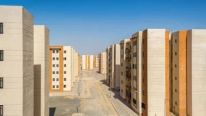 أعلن وزير الإسكان والمرافق والمجتمعات العمرانية شريف الشربيني، أنه سيتم طرح 25012 وحدة سكنية بدءاً من يوم الأحد المقبل عبر منصة مصر العقارية ضمن المرحلة الثانية من أكبر طرح سكني مجمع أعدته الوزارة، والذي يتضمن نحو 400 ألف وحدة سكنية على عدة مراحل. وأضاف وزير الإسكان بيان، أنه يمكن الاطلاع على كافة التفاصيل وكراسات الشروط الخاصة بالوحدات والتسجيل لإنشاء حساب شخصي من خلال الدخول على الرابط الإلكتروني reservations.realestate.gov.eg اعتباراً من غد الأربعاء. وأكد الشربيني، أن الوزارة تواصل جهودها في تنفيذ توجيهات القيادة السياسية لتوفير سكن لائق لكل مواطن، مضيفاً: "نعمل على تنفيذ وتوفير الوحدات المتنوعة في مختلف المدن الجديدة وفق أعلى معايير الجودة، بما يدعم أهداف الدولة في التنمية العمرانية الشاملة وتحقيق رؤية الجمهورية الجديدة". وأوضح الوزير أن الوزارة تسعى إلى تسهيل جميع الإجراءات الخاصة بعملية التقديم والحصول على الوحدات، بجانب تقديم تجربة ميسرة ومنظمة أثناء التقدم لحجز الوحدات السكينة، والسعي لتلافي أي ملاحظات خلال عملية التقديم. وأضاف وزير الإسكان، أنه سيتم طرح 2986 وحدة بمشروعات (جنة وسكن مصر)، و10614 وحدة سكنية بمشروع (ديارنا)، و9412 وحدة بمشروع (ظلال) و2000 وحدة سكنية (بالإسكان المتنوع) بمدينة الإسماعيلية الجديدة. وحسب بيان الوزارة، يمكن السداد من خلال البطاقات البنكية (فيزا – ماستر كارد – ميزة)، أو من خلال فروع البنوك، أو عن طريق الإنترنت البنكى للبنوك، أو من خلال مكاتب البريد.