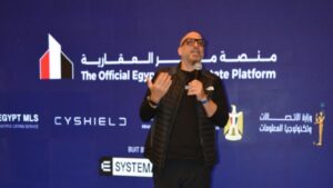 أكد أحمد البطراوي، المؤسس ورئيس مجلس إدارة منصة مصر العقارية، أن ما تشهده مصر اليوم من تحول رقمي عقاري ليس مجرد تطوير لخدمات حكومية، بل هو بناء مؤسسة مصرية عملاقة تُعاد صياغة مستقبل العقار والتكنولوجيا من خلالها، مؤسسة تنمو من قلب مصر لتشكل نموذجًا عالميًا جديدًا يغيّر قواعد السوق العقاري برمّته ويقوده نحو العالمية. وقال البطراوي إن منصة مصر العقارية أصبحت تمثّل اليوم مؤسسة مصرية عالمية بالمعنى الحقيقي، بعد أن تحولت إلى مركز موحد للبيانات العقارية الرسمية، يقدم صورة واضحة ودقيقة للمواطن والمستثمر، ويخلق لأول مرة في مصر سوقًا عقارية منظمة، شفافة، وموثوقة، سوقًا تقودها التكنولوجيا، ويصنع نجاحها شباب مصر الذين وضعوا بصمتهم في كل جزء من هذه المنظومة. وأضاف: "ما يحدث اليوم ليس مجرد تطوير تقني أو نظام حجز إلكتروني، ما يحدث هو مؤسسة تتشكل أمام أعيننا، وتبني مستقبلًا جديدًا لقطاع العقار في مصر، مستقبلًا يتوافق مع طموحات الدولة ويضعنا على خريطة العالمية بقوة". وأشاد البطراوي بالدور المحوري لشركة "إي سيستماتك مصر" - الشريك التكنولوجي للمنصة - في تطوير البنية الرقمية وتحسين أنظمة إدارة البيانات وربطها بالمطورين والجهات الحكومية، مؤكدًا أن الشركة تمثل مؤسسة مصرية عملاقة تغيّر قواعد التكنولوجيا العقارية. وأضاف أن كل ما تحقق تم عبر شباب مصري واعد، ما يعزز فرص العمل وينقل خبرات تكنولوجية جديدة لجيل كامل. وأوضح البطراوي أن منصة مصر العقارية حققت في الفترة الأخيرة نجاحًا لافتًا خلال الطروحات الحكومية التي ضمت نحو 25 ألف وحدة سكنية، مشيرًا إلى أن هذا النوع من التجارب أظهر قدرة المنصة على إدارة بيانات ضخمة، وتقديم تجربة حجز رقمية تضاهي - بل وتتفوق في بعض جوانبها - على العديد من المنصات العالمية. وقال: "إجراءات كانت تستغرق أيامًا بات المواطن ينجزها في دقائق، كل شيء واضح، وكل صورة رسمية، وكل معلومة دقيقة، وكل وحدة موثقة. إنها نقلة صنعها شباب مصر، وأثبتت أن لدينا مؤسسة قادرة على قيادة السوق العقاري نحو العالمية". وأضاف أن المرحلة المقبلة ستشهد توسعًا أكبر لتغطية سوق يستعد لطرح أكثر من 400 ألف وحدة على مراحل متتالية، عبر منظومة رقمية جديدة تمثل نواة مؤسسة مصرية عالمية تتشكل لتضع مصر في مقدمة الدول التي تمتلك نظام MLS رسمي للدولة. منظومة رقمية رسمية… تبني مستقبل العقار والتكنولوجيا من قلب مصر وكشف البطراوي أن الفترة المقبلة ستشهد إطلاق حزمة واسعة من الخدمات المعتمدة على الربط اللحظي مع الوزارات والهيئات، وتطوير تقنيات ذكية للتعرف على بيانات الوحدات وربطها بالتمويل العقاري، في خطوة تهدف إلى بناء سوق عقارية واضحة، حديثة، وسهلة الفهم للمواطن والمستثمر. وقال: "نحن لا نطوّر منصة فحسب، فنحن نبني مؤسسة مصرية مستقبلية، مؤسسة تغيّر نظرة المواطن للسوق، وتعيد تشكيل طريقة التعامل مع العقار، وتكتب فصلًا جديدًا في مستقبل التكنولوجيا داخل مصر". وأشار إلى أن وزارة الإسكان بالتعاون مع المنصة ساهمت في إعادة الثقة للسوق العقاري بعد أن أصبحت الدولة تمتلك منصة موحدة للبيانات، وتجربة حجز رسمية واحدة لا تقبل التأويل أو الاجتهادات. مؤسسة مصرية عالمية… تحوّل القطاع العقاري نحو مستقبل جديد وختم البطراوي تصريحاته قائلًا: "ما يحدث اليوم هو بناء مؤسسة مصرية عالمية تصنع المستقبل، مؤسسة تغيّر قواعد السوق، وتضع مصر في مكانها الطبيعي بين الدول التي تمتلك سوقًا عقارية منظمة وشفافة، فنحن نصنع مستقبلًا مختلفًا، مستقبلًا يليق بمصر، وبشبابها، وبطموحاتها".