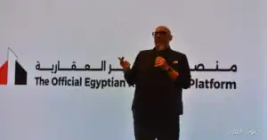 تشهد مصر حاليًا تحولًا رقميًا كبيرًا في القطاع العقاري، حيث يعتبر هذا التطور خطوة نحو بناء مؤسسة قوية تعيد تشكيل مستقبل العقار باستخدام التكنولوجيا الحديثة، فالمؤسسة الجديدة تهدف إلى تقديم نموذج عالمي يغير قواعد السوق العقاري، ويضع مصر في مصاف الدول المتقدمة في هذا المجال. مؤسسة مصر العقارية: نموذج عالمي جديد أوضح أحمد البطراوي، المؤسس ورئيس مجلس إدارة منصة مصر العقارية، أن المنصة أصبحت مركزًا موحدًا للبيانات العقارية الرسمية، مما يتيح للمواطنين والمستثمرين الحصول على معلومات دقيقة وواضحة، كما أنها تساهم في إنشاء سوق عقارية منظمة وشفافة، تعتمد بشكل كبير على التكنولوجيا. تجربة حجز رقمية مبتكرة نجحت منصة مصر العقارية مؤخرًا في إدارة بيانات ضخمة خلال الطروحات الحكومية التي شملت نحو 25 ألف وحدة سكنية، حيث أظهرت القدرة على تقديم تجربة حجز رقمية متطورة، تفوق في بعض جوانبها العديد من المنصات العالمية، وقد أصبحت الإجراءات التي كانت تستغرق أيامًا تُنجز في دقائق، مما يعكس فعالية التحول الرقمي في تسهيل التعاملات العقارية. مستقبل واعد للقطاع العقاري يتوقع البطراوي أن يشهد السوق العقاري المصري توسعًا كبيرًا، مع طرح أكثر من 400 ألف وحدة سكنية في مراحل متتالية، وذلك من خلال نظام رقمي جديد، يهدف إلى بناء سوق عقارية واضحة وسهلة الفهم للمواطنين والمستثمرين، كما كشف عن خطط لإطلاق حزمة من الخدمات المعتمدة على الربط اللحظي مع الوزارات والهيئات، مما يعزز من شفافية السوق ويعيد الثقة للمستثمرين. بهذا الشكل، لا تقتصر جهود منصة مصر العقارية على تطوير منصة تقنية فحسب، بل تهدف إلى بناء مؤسسة مستقبلية تسهم في تغيير نظرة المواطنين نحو السوق العقاري، وتعيد تشكيل طريقة التعامل مع العقار في مصر.